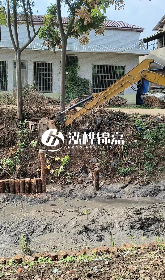 三明挖機(jī)打木樁專業(yè)施工-河道邊打木樁如何防止木樁傾斜？