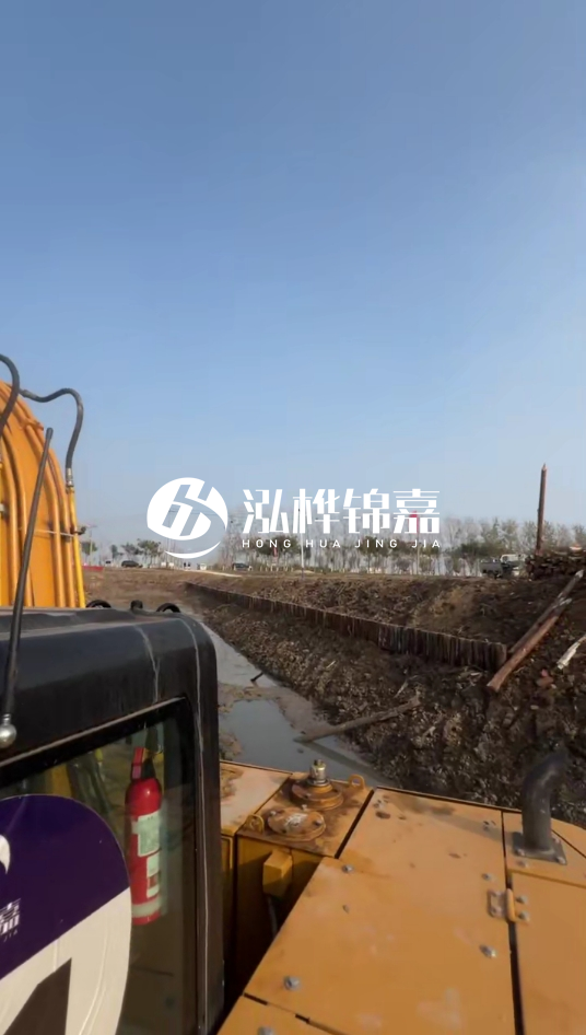 三門峽挖機(jī)打木樁專業(yè)施工-松木樁打樁木價(jià)格含運(yùn)輸成本嗎？